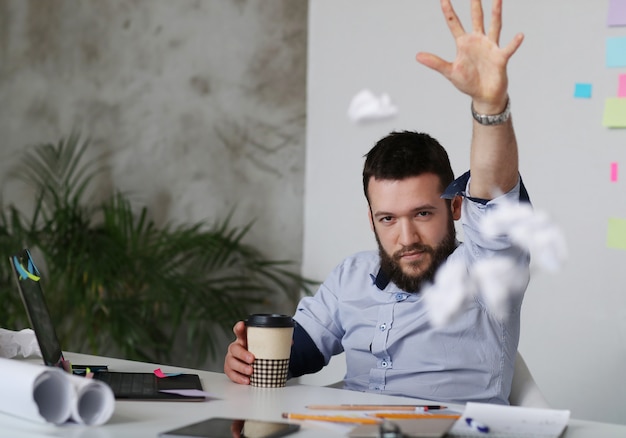 Homme au travail