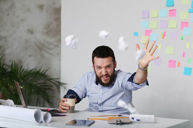 Homme au travail