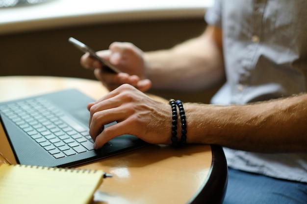 Homme au travail