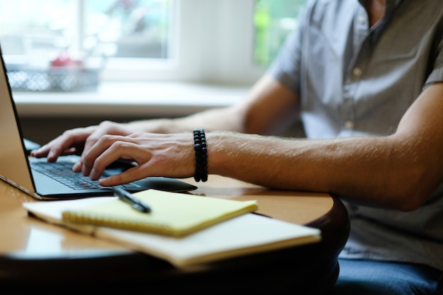 Homme au travail