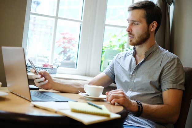 Homme au travail