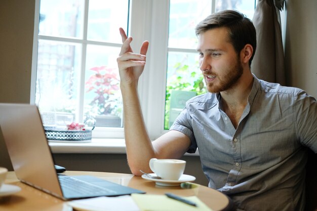 Homme au travail