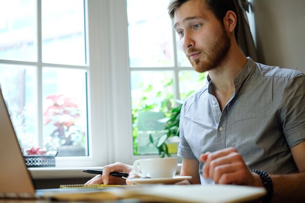 Homme au travail