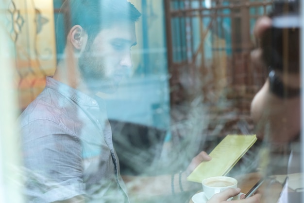 Homme au travail