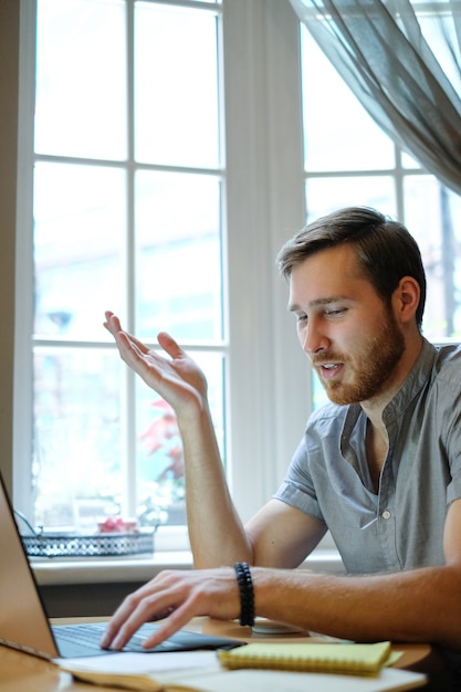 Homme au travail