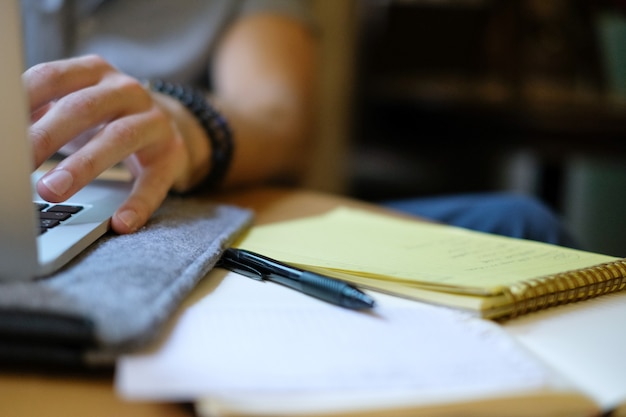 Homme au travail