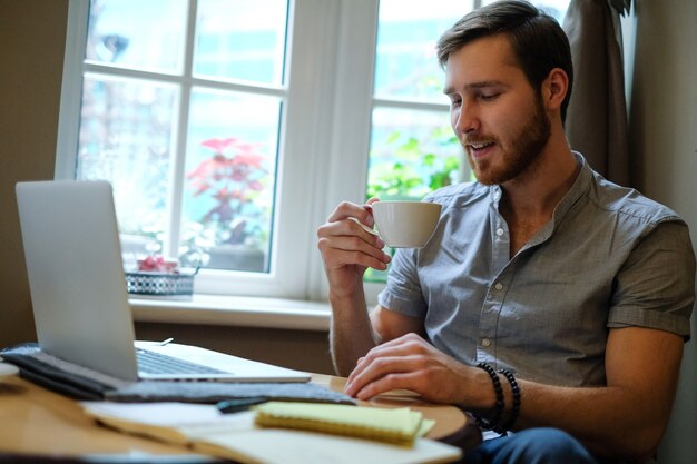 Homme au travail