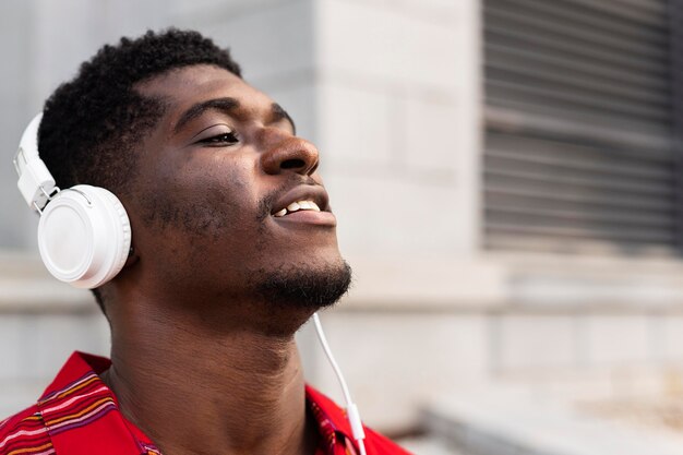 Homme aux cheveux courts, écouter de la musique