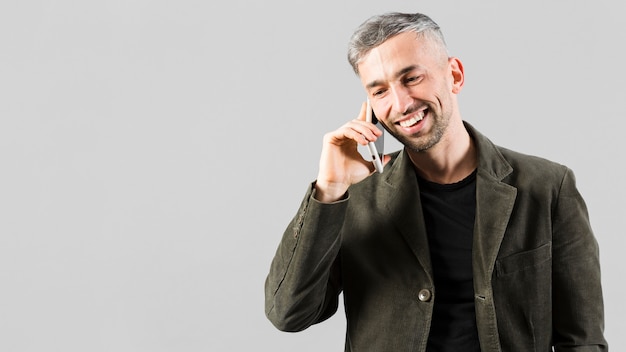 Homme aux cheveux gris, parler au téléphone et copier l'espace