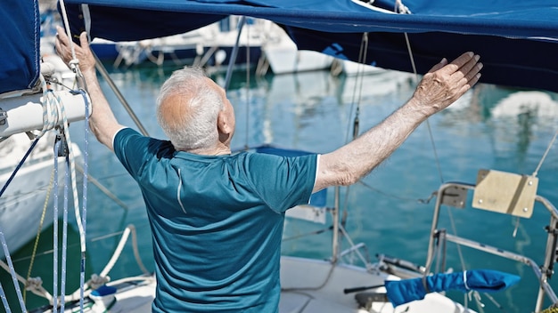 Photo gratuite homme aux cheveux gris senior debout à l'envers au bateau