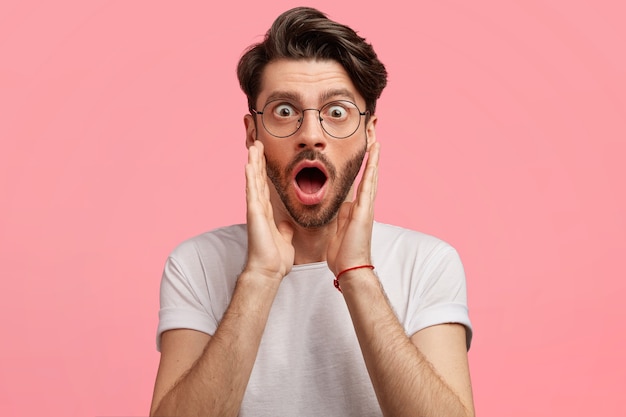 Homme aux cheveux noirs avec des lunettes rondes