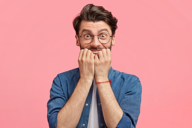 Homme aux cheveux noirs portant une chemise en jean