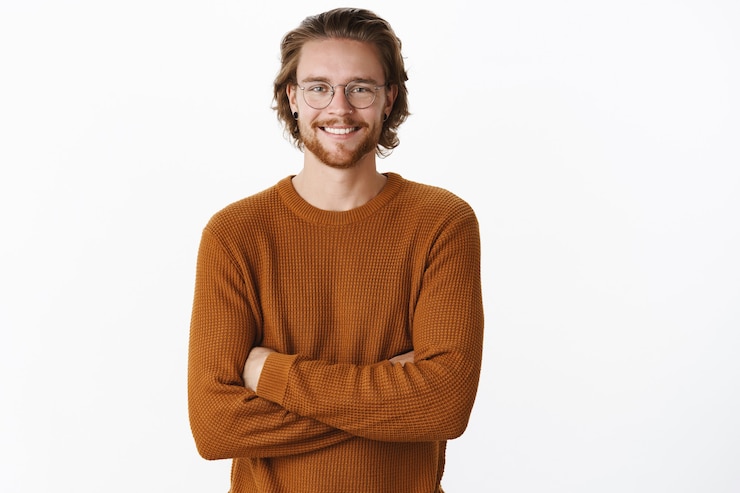 Photo gratuit un homme aux cheveux roux et à la barbe expressif