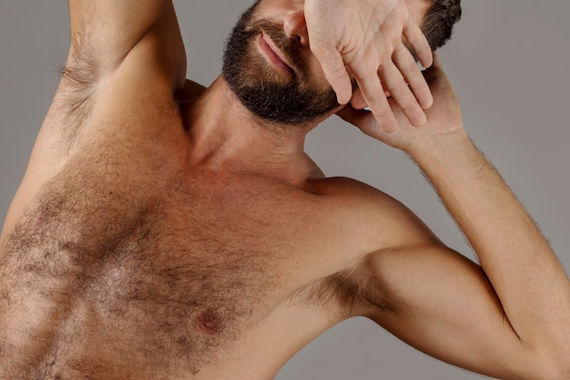 Homme Aux Cheveux Torse Posant En Studio Vue De Face