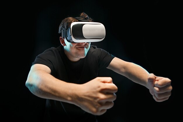 L'homme aux lunettes de réalité virtuelle. Concept technologique futur.