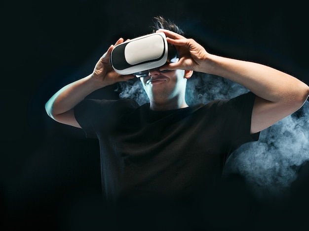 Photo gratuite l'homme aux lunettes de réalité virtuelle