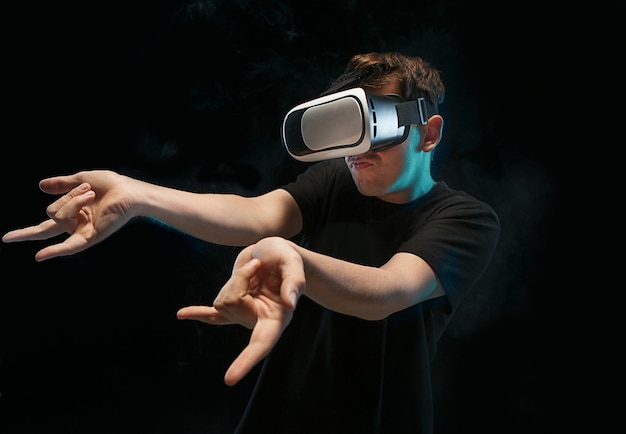 L'homme aux lunettes de réalité virtuelle.