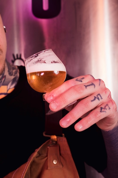 Photo gratuite homme aux tatouages produisant de la bière artisanale