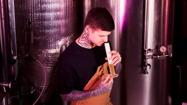 Photo gratuite homme aux tatouages produisant de la bière artisanale