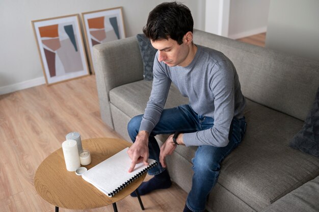 Homme aveugle lisant en utilisant la langue braille