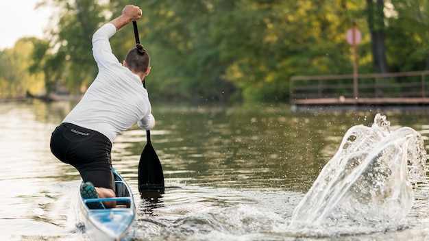 Photo gratuite homme, aviron, coup plein