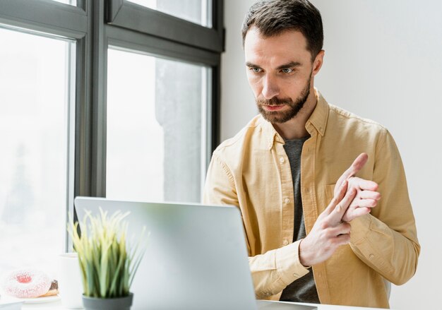 Homme ayant un appel vidéo sur ordinateur portable