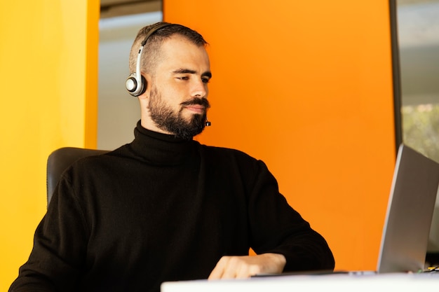 Homme ayant un appel vidéo pour le travail