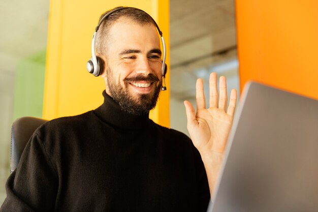 Homme ayant un appel vidéo pour le travail