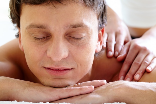 L&#39;homme ayant massage du corps dans le spa salon