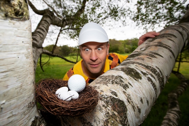 Photo gratuite homme ayant une partie de golf en plein air sur le parcours