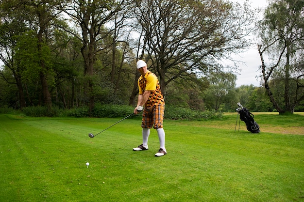 Homme ayant une partie de golf en plein air