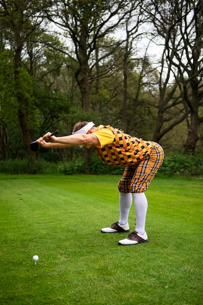 Homme ayant une partie de golf en plein air