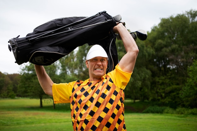 Homme ayant une partie de golf en plein air