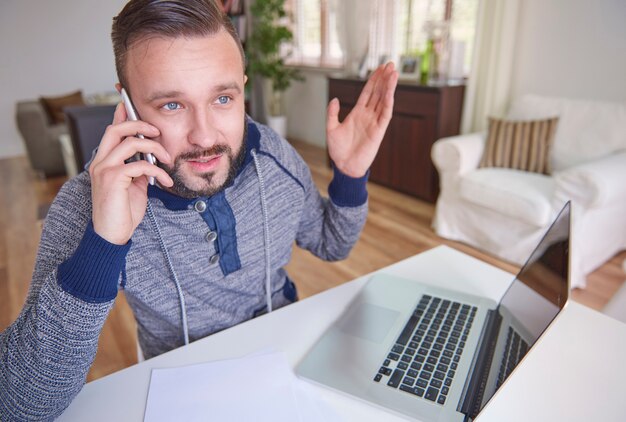 Homme ayant un problème avec son ordinateur portable