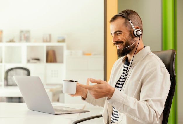 Homme Ayant Une Réunion En Ligne Pour Le Travail