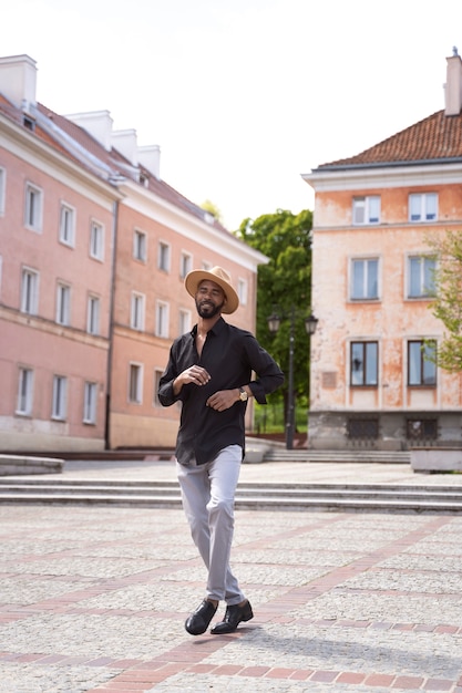 Photo gratuite homme ayant un spectacle de danse latine dans la ville