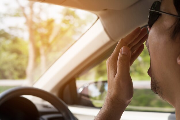 Homme bâillant endormi conduisant une voiture