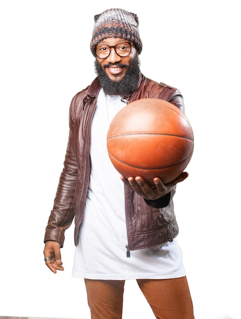 Photo gratuite l'homme avec un ballon de basket