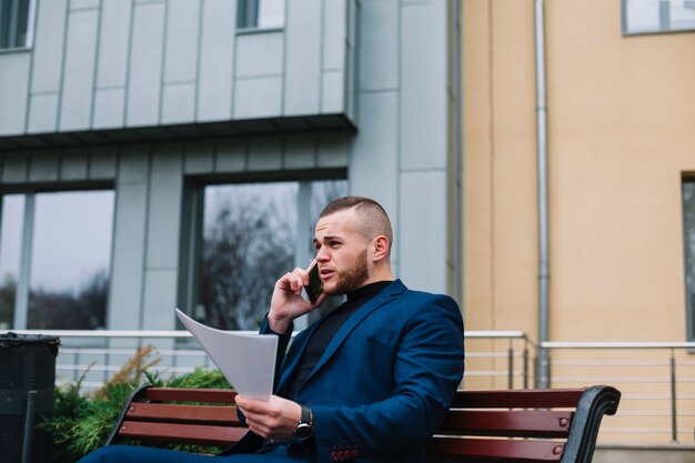 Homme sur un banc