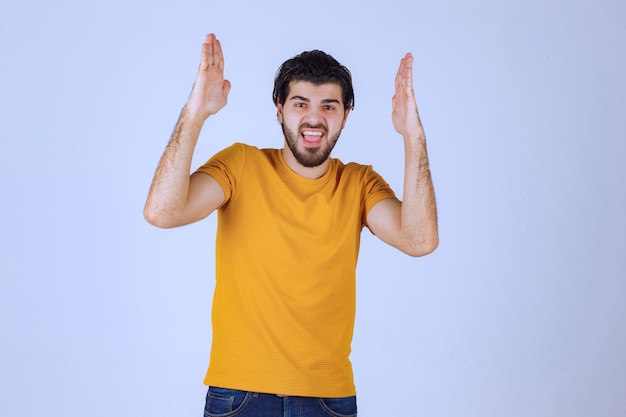 Photo gratuite l'homme à la barbe a l'air agressif et en colère