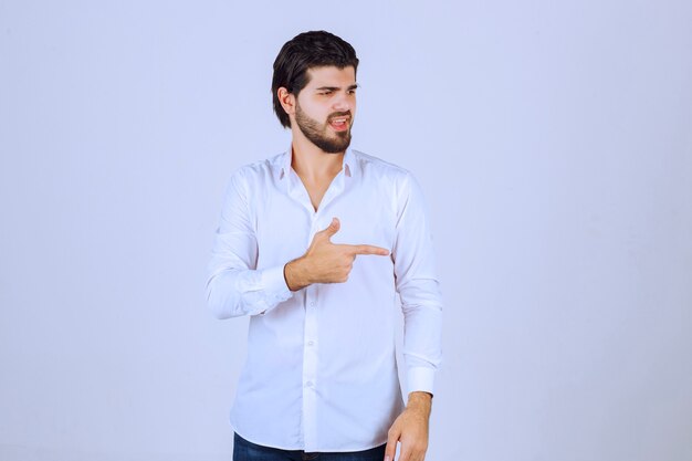 L'homme à la barbe a l'air confus et perdu.