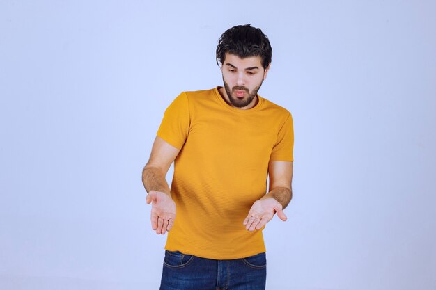 L'homme à la barbe a l'air confus et perdu