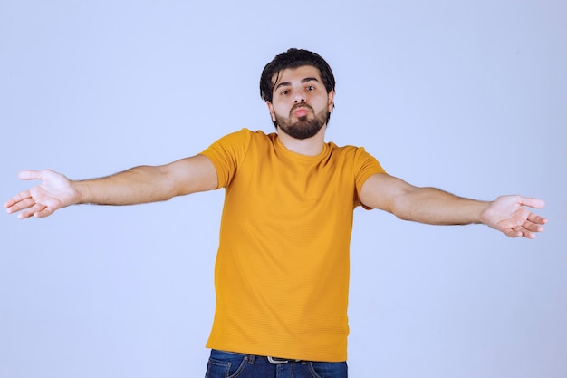 Photo gratuite l'homme à la barbe a l'air confus et perdu