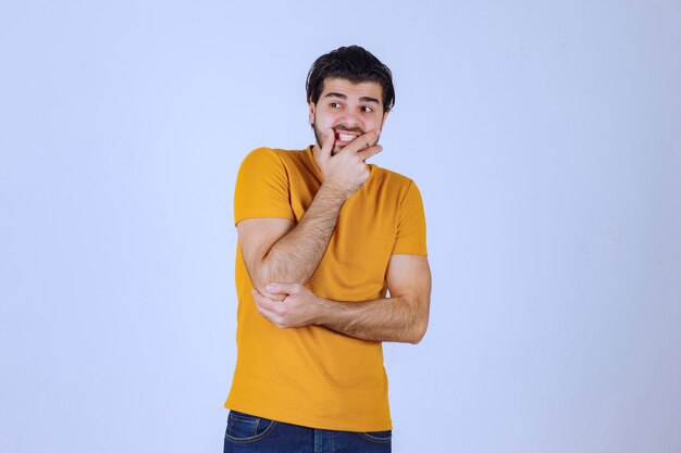 L'homme à la barbe a l'air confus et perdu