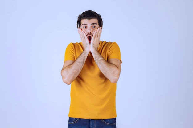 L'homme à la barbe a l'air confus et perdu