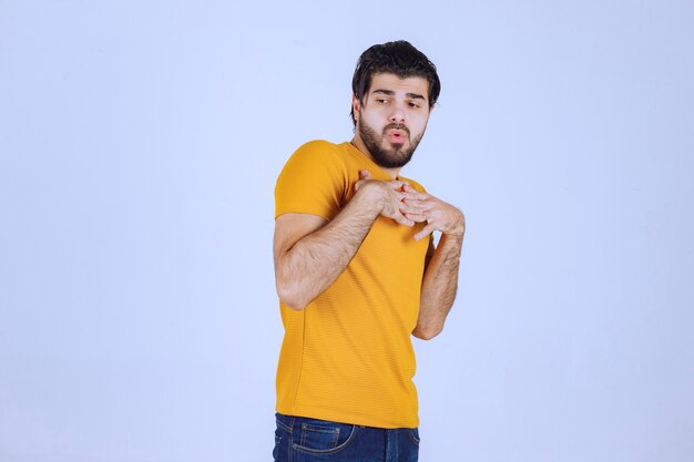 L'homme à la barbe a l'air confus et perdu