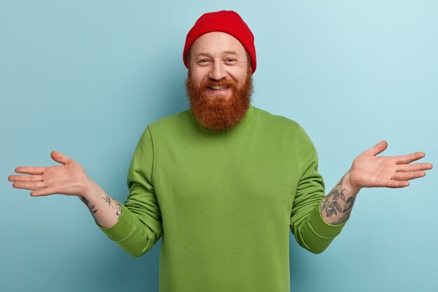 Homme avec barbe au gingembre portant des vêtements colorés