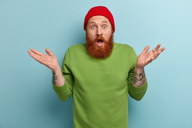 Homme avec barbe au gingembre portant des vêtements colorés