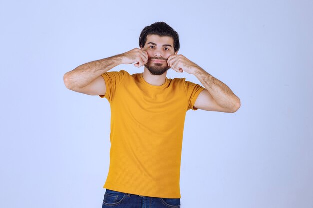 Homme à la barbe envoyant de l'amour et de l'énergie positive