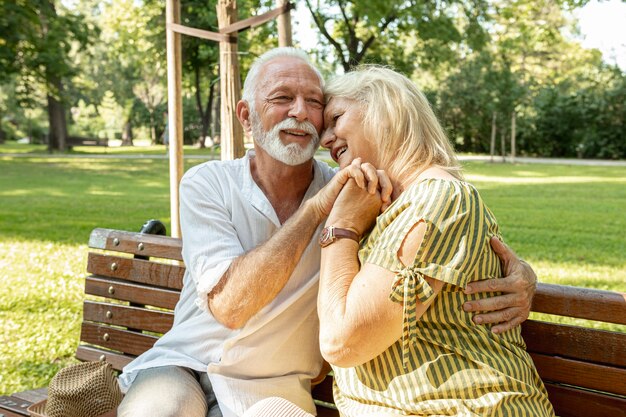 Homme à la barbe excité embrassant une femme